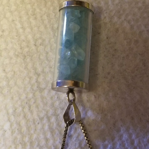 Silver necklace with pieces of jade in it. - Picture 7 of 8